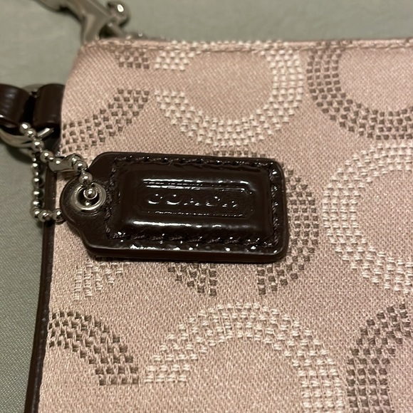 Coach wristlet Excellent used condition - Picture 2 of 6